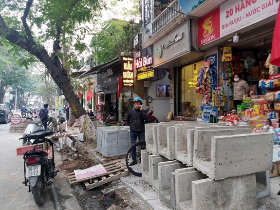 Lát đá vỉa hè và sửa lại hệ thống thoát nước trên phố Hàng Bún (Ba Đình, Hà Nội).